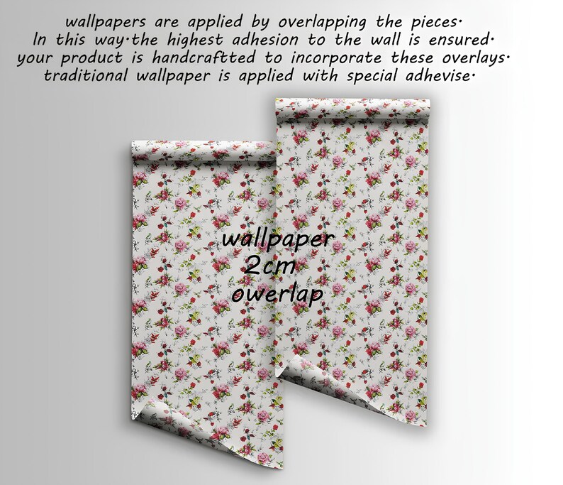 K&ouml;nnte beinhalten: Zwei Rollen Tapete mit floralem Muster, wei&szlig;em Hintergrund und einem Muster aus rosa und roten Rosen. Der Text auf dem Bild lautet "Tapete 2cm &Uuml;berlappung". Die Tapete wird durch &Uuml;berlappen der Teile angebracht.
