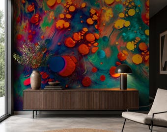 Puede incluir: Un mural de pared con un diseño de arte fluido abstracto y vibrante con patrones de remolinos de formas circulares en azul verdoso, azul profundo, naranja brillante y amarillo. El mural sirve de fondo para una consola de madera con listones.
