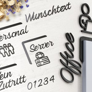 Peut inclure: Panneaux et chiffres noirs découpés au laser, dont "Personal", "Server" et "Office". Les panneaux présentent des icônes et du texte stylisés, avec un élément floral décoratif en arrière-plan. Les chiffres 0 à 4 sont également inclus.