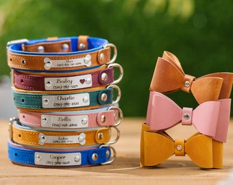 Könnte beinhalten: Ein Stapel aus sechs bunten Lederhundehalsbändern mit personalisierten Namensschildern und Telefonnummern. Die Halsbänder sind pyramidenförmig auf einer Holzoberfläche angeordnet. Drei Leder-Fliegen in Pink, Braun und Gelb sind rechts im Bild übereinander gestapelt.