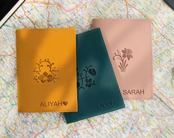 Couverture de passeport personnalisée, fleur de mois de naissance, porte-passeport en cuir personnalisé, signes d'horoscope, couverture de passeport en cuir de voyage