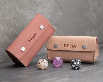 パーソナライズされたレザー DnD ダイスバッグ、DnD ダイスホルダー、ダンジョンズ&ドラゴンズ ダイスボックス、レザーダイス収納、ゲーマーへのギフト