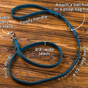 Op de afbeelding: Een tealblauwe leren hondenriem met een dik ontwerp, een comfortabel handvat en een duurzame, stevige sluiting. De riem is 1,37 meter lang en 1,7 centimeter breed. Hij heeft een metalen lus om een ​​balhouder of een poepzakhouder aan te bevestigen.