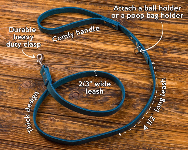 Op de afbeelding: Een tealblauwe leren hondenriem met een dik ontwerp, een comfortabel handvat en een duurzame, stevige sluiting. De riem is 1,37 meter lang en 1,7 centimeter breed. Hij heeft een metalen lus om een ​​balhouder of een poepzakhouder aan te bevestigen.