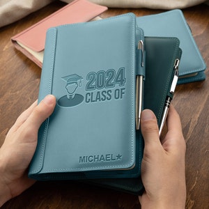 Regalo de graduación personalizado, portada de diario de cuero, regalo de graduación para él clase de 2024, portada de cuaderno personalizada