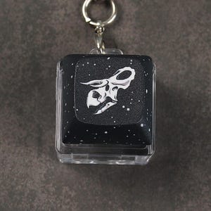 ナーストケラトプスの頭蓋骨キーキャップキーチェーン：クリック式フィジェットトイ