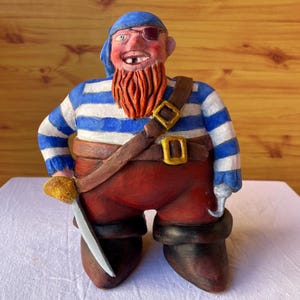 Klei piratenbeeld, met ooglapje, haak en zwaard
