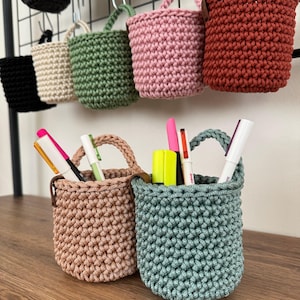 Portapenne all'uncinetto: cestino portaoggetti da scrivania sospeso