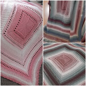 Op de afbeelding: Een handgemaakte gehaakte deken in tinten roze, wit en grijs. De deken heeft een geometrisch ontwerp met een centraal vierkant en ingewikkelde randdetails. De zachte, getextureerde deken is perfect voor woondecoratie.