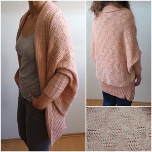 Puede incluir: Un cárdigan de punto color melocotón con un patrón texturizado. El cárdigan tiene un diseño drapeado, mangas largas y un dobladillo acanalado. La tela parece suave y cómoda, adecuada para usar en capas. El estilo general es casual y relajado.