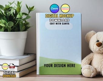 Può includere: Un mockup digitale di una copertina di libro con uno sfondo di cielo blu e erba verde. Il testo "DIGITAL MOCKUP DOWNLOAD EDIT WITH CANVA" è stampato sulla copertina. Il testo "YOUR DESIGN HERE" è stampato nella parte inferiore della copertina. Un orsacchiotto è seduto su una superficie di legno accanto al libro.