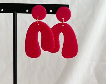 boucles d’oreilles en argile polymère | fait main | modernes | unique | bohème | asymétrique | fuchsia | acier inoxydable