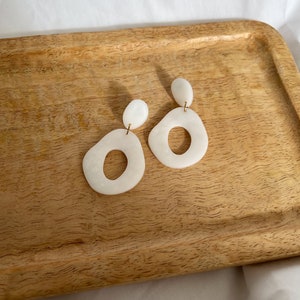 Boucles doreilles en argile polymère originales modernes épurées boucles doreilles pendantes boucles doreilles blanches zdjęcie 1