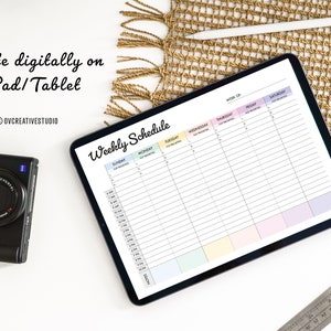 Puede incluir: Un planificador semanal en una tableta con un dise&ntilde;o colorido. El planificador incluye secciones para cada d&iacute;a de la semana, con espacio para escribir tareas y citas. La tableta est&aacute; sobre una superficie blanca con una c&aacute;mara y una regla.