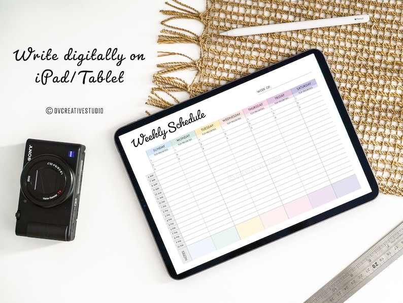 Puede incluir: Un planificador semanal en una tableta con un dise&ntilde;o colorido. El planificador incluye secciones para cada d&iacute;a de la semana, con espacio para escribir tareas y citas. La tableta est&aacute; sobre una superficie blanca con una c&aacute;mara y una regla.