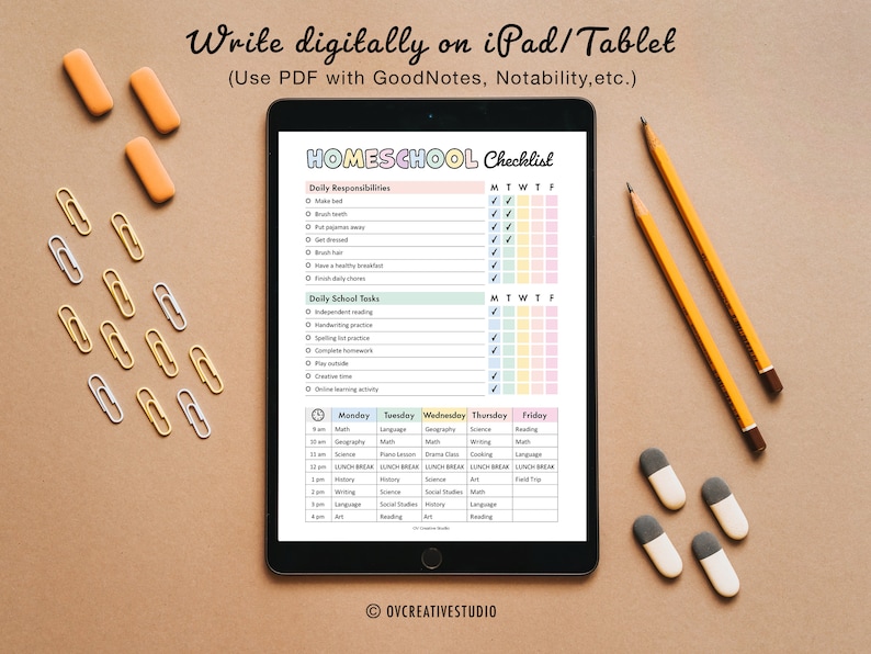 K&ouml;nnte beinhalten: Ein digitaler Homeschool-Checkliste auf einem Tablet-Bildschirm. Die Checkliste umfasst t&auml;gliche Aufgaben, t&auml;gliche Schulaufgaben und einen Wochenplan. Das Tablet befindet sich auf einer braunen Oberfl&auml;che mit gelben Bleistiften, B&uuml;roklammern und Radiergummis.