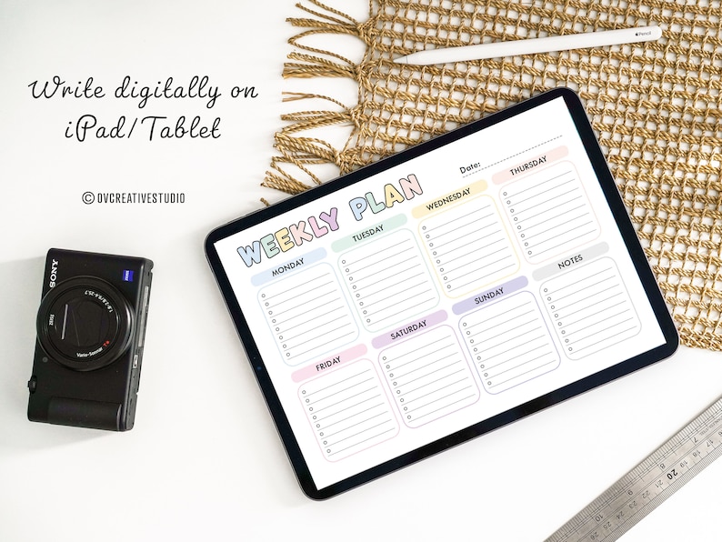 Puede incluir: Un planificador semanal digital en la pantalla de una tableta con un esquema de colores pastel. El planificador tiene secciones para cada d&iacute;a de la semana, con l&iacute;neas para escribir tareas o citas. El texto "WEEKLY PLAN" est&aacute; en la parte superior del planificador en una fuente colorida.