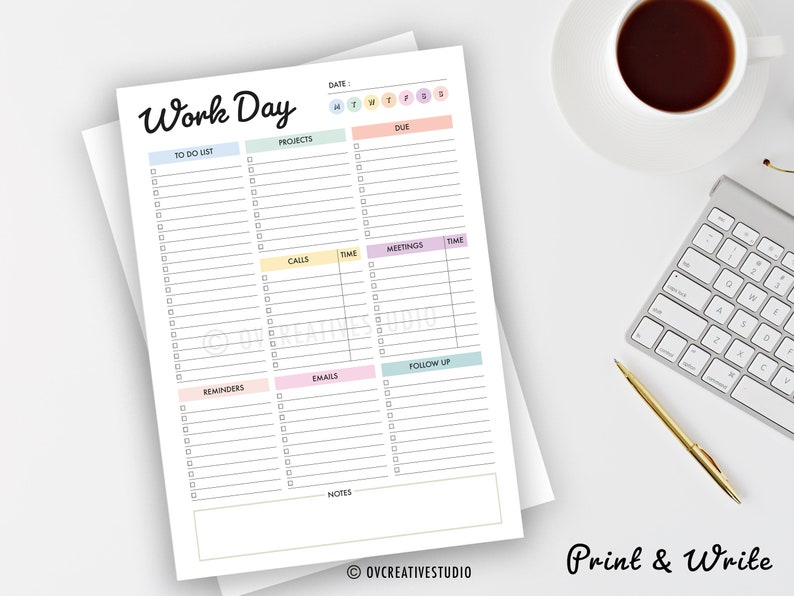 Puede incluir: Planificador de d&iacute;a de trabajo imprimible con secciones para la lista de tareas, proyectos, llamadas, reuniones, recordatorios, correos electr&oacute;nicos y seguimiento. El planificador tiene una secci&oacute;n de fecha y una secci&oacute;n de notas en la parte inferior. El planificador est&aacute; impreso en papel blanco con un esquema de color azul claro, rosa y amarillo.