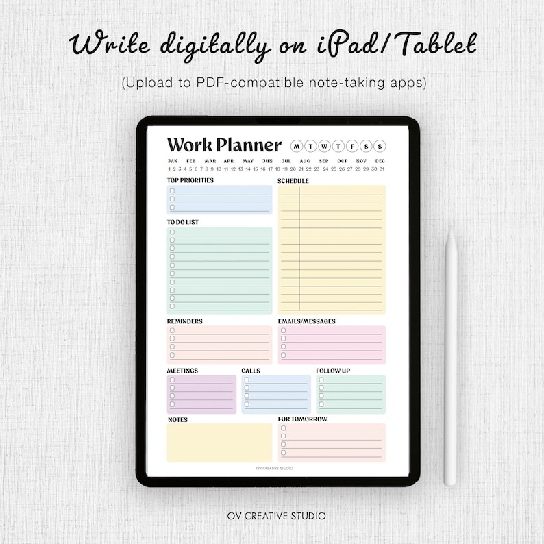 K&ouml;nnte beinhalten: Ein digitaler Arbeitsplaner auf einem schwarzen Tablet. Der Planer enth&auml;lt Abschnitte f&uuml;r Top-Priorit&auml;ten, To-Do-Listen, Erinnerungen, Meetings, E-Mails und Notizen. Ein wei&szlig;er Stift befindet sich rechts. Der Text lautet "Write digitally on iPad/Tablet".