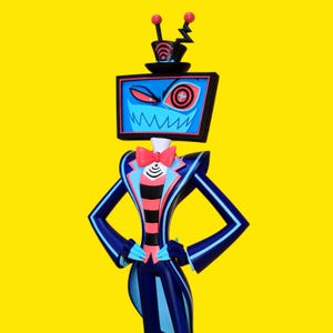 Könnte beinhalten: Stilisierte Figur eines Charakters mit einem Fernsehbildschirm als Kopf, der ein blaues Gesicht mit einem bedrohlichen Ausdruck zeigt. Die Figur trägt einen blauen Anzug mit rosa und schwarzen Streifen, eine rosa Fliege und einen schwarzen Hut mit Antennen. Der Hintergrund ist einfarbig gelb.