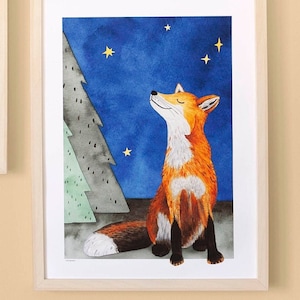 Könnte beinhalten: Eine Aquarell-Illustration eines roten Fuchses, der unter einem grünen und grauen Kiefernbaum sitzt und zu einem blauen Nachthimmel mit gelben Sternen aufblickt.