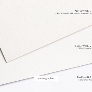 May include: Three sheets of white paper, each with a different weight and description. The top sheet is Naturwei&szlig; 310g/m&sup2; Edler Kunstdruckkarton aus reiner Baumwolle. The middle sheet is Naturwei&szlig; 210g/m&sup2; Edles Kunstdruckpapier. The bottom sheet is Hellwei&szlig; 180g/m&sup2; Schweres Posterpapier.