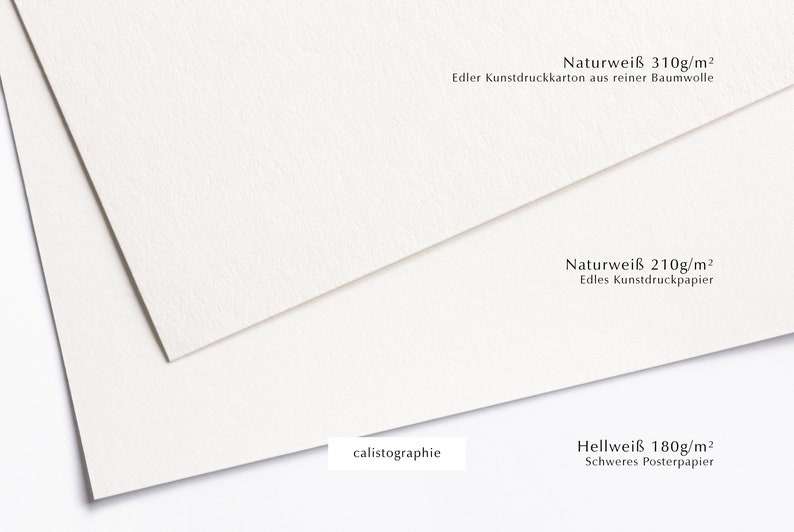 May include: Three sheets of white paper, each with a different weight and description. The top sheet is Naturwei&szlig; 310g/m&sup2; Edler Kunstdruckkarton aus reiner Baumwolle. The middle sheet is Naturwei&szlig; 210g/m&sup2; Edles Kunstdruckpapier. The bottom sheet is Hellwei&szlig; 180g/m&sup2; Schweres Posterpapier.
