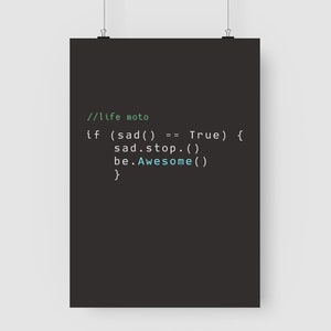 Op de afbeelding: Een zwart-wit afbeelding met een code-fragment dat "//life moto if (sad() == True) { sad.stop.() be. Awesome() }" leest.
