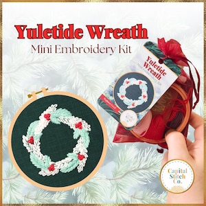 以下が含まれることがあります： クリスマスリースのデザインが施されたミニ刺繍キット。キットには、赤い実と緑の葉のリースの刺繍が完成した緑色の布製の輪、デザインが描かれた小さなカード、赤と白の刺繍糸が含まれています。
