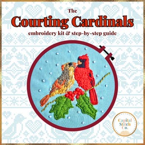 以下が含まれることがあります： 「The Courting Cardinals」というタイトルの刺繍キットは、赤いカーディナルと、緑の葉と赤い実の枝にとまっている黄色とオレンジ色の鳥が特徴です。 デザインは白いアクセントのある青いフープにセットされており、キットにはステップバイステップガイドが含まれています。