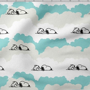 Pode incluir: Tecido com um padrão repetitivo de personagens Snoopy a dormir, num fundo de nuvens brancas, azul claro e cinzentas. O design lembra uma ilustração de desenho animado ou infantil.