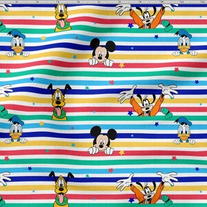 Könnte beinhalten: Stoff mit einem bunten Streifenmuster, das die Zeichentrickfiguren Mickey Mouse, Donald Duck, Goofy und Pluto zeigt. Das Design umfasst rote, gelbe, grüne und blaue Streifen mit Sternakzenten.