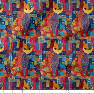 Puede incluir: Una tela colorida con un patrón repetitivo de gatos hechos de piezas de patchwork. Los gatos son naranja, amarillo y azul con ojos negros y bigotes. El fondo es azul oscuro con acentos rojos, amarillos y verdes.