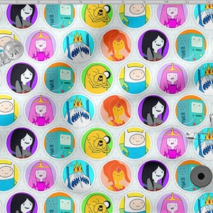 Könnte beinhalten: Ein weißer Stoff mit einem sich wiederholenden Muster aus bunten Kreisen, die Figuren aus der Zeichentrickserie Adventure Time zeigen. Die Figuren sind Finn der Mensch, Jake der Hund, Prinzessin Bubblegum, Marceline die Vampirkönigin und der Eiskönig.