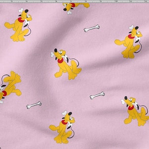 Pode incluir: Tecido rosa claro com um padrão repetido de Pluto, o cão de desenho animado amarelo, com uma coleira vermelha e um osso na boca. Ossos brancos espalhados no fundo.