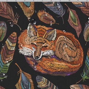Può includere: Design di tessuto ricamato con una volpe addormentata circondata da piume colorate. La volpe è rannicchiata a palla con la coda avvolta attorno al corpo. Le piume sono disposte in un motivo casuale attorno alla volpe.