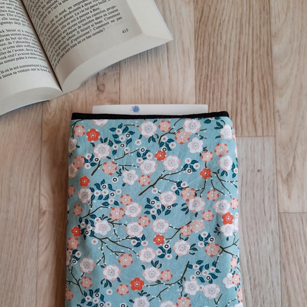 Pochette à livre motif fleurs de cerisier sur fond bleu ciel, pochette livre, couvre livre en tissu, tissu fleuri, couture, fait main