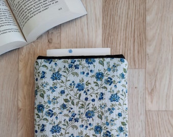 Pochette à livre motif fleurs bleues, pochette livre, couvre livre en tissu, tissu fleuri, couture, fait main, idée cadeau