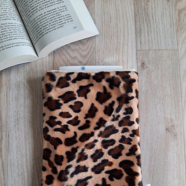 Pochette à livre fausse fourrure motif léopard, pochette livre, couvre livre en tissu, couture, fait main, idée cadeau