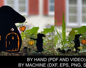 Peut inclure: Silhouette noire d'une maison en forme de champignon avec une porte et une fenêtre, et un groupe de gnomes portant des lanternes en papier orange. Les gnomes marchent en ligne, et il y a un petit lapin et un écureuil derrière eux. L'image est sur un fond flou de feuillage vert et d'un bâtiment avec des volets rouges.