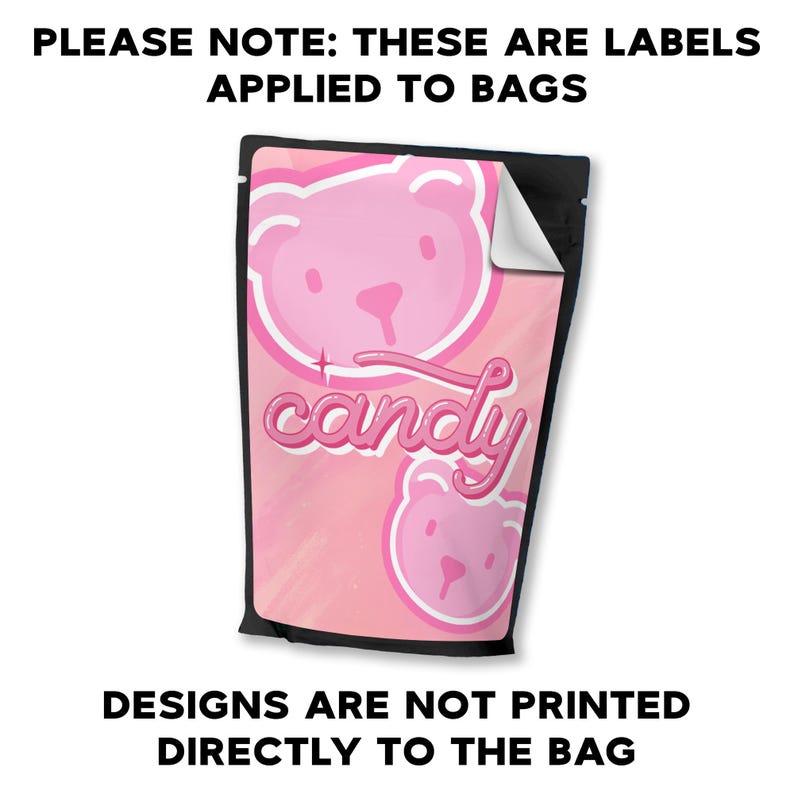 Puede incluir: Etiqueta rosa y negra con un oso rosa de dibujos animados y la palabra "candy" en escritura rosa. El texto "PLEASE NOTE: THESE ARE LABELS APPLIED TO BAGS" est&aacute; en la parte superior de la imagen. El texto "DESIGNS ARE NOT PRINTED DIRECTLY TO THE BAG" est&aacute; en la parte inferior de la imagen.