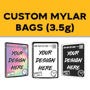 Puede incluir: Tres bolsas de mylar personalizadas con fondo blanco, negro y arco&iacute;ris. Cada bolsa tiene el texto "ADD YOUR OR CODE" y "YOUR DESIGN HERE" impreso en ella. Las bolsas est&aacute;n hechas en los Estados Unidos y pesan 3,5 gramos.