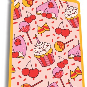 Puede incluir: Una bolsa estampada en rosa y amarillo con una variedad de dulces, incluyendo cupcakes, cerezas y piruletas.