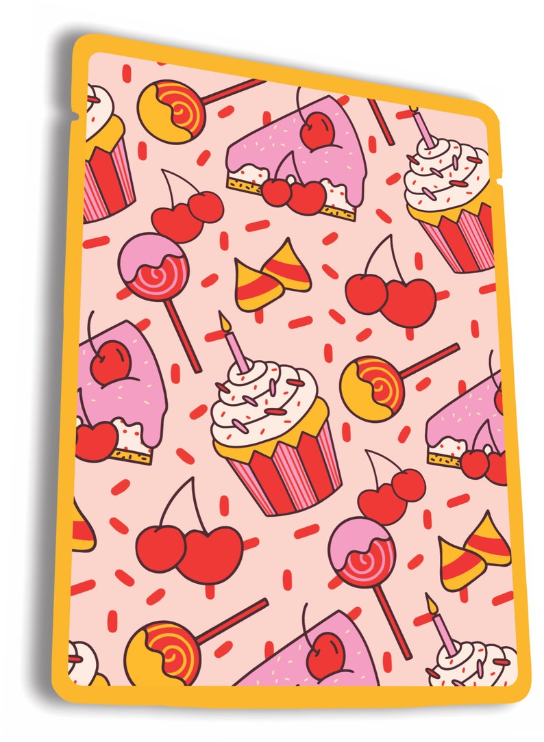 Puede incluir: Una bolsa estampada en rosa y amarillo con una variedad de dulces, incluyendo cupcakes, cerezas y piruletas.