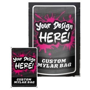 Puede incluir: Una bolsa de mylar personalizada negra y rosa con el texto "Your Design HERE!" y "CUSTOM MYLAR BAG".