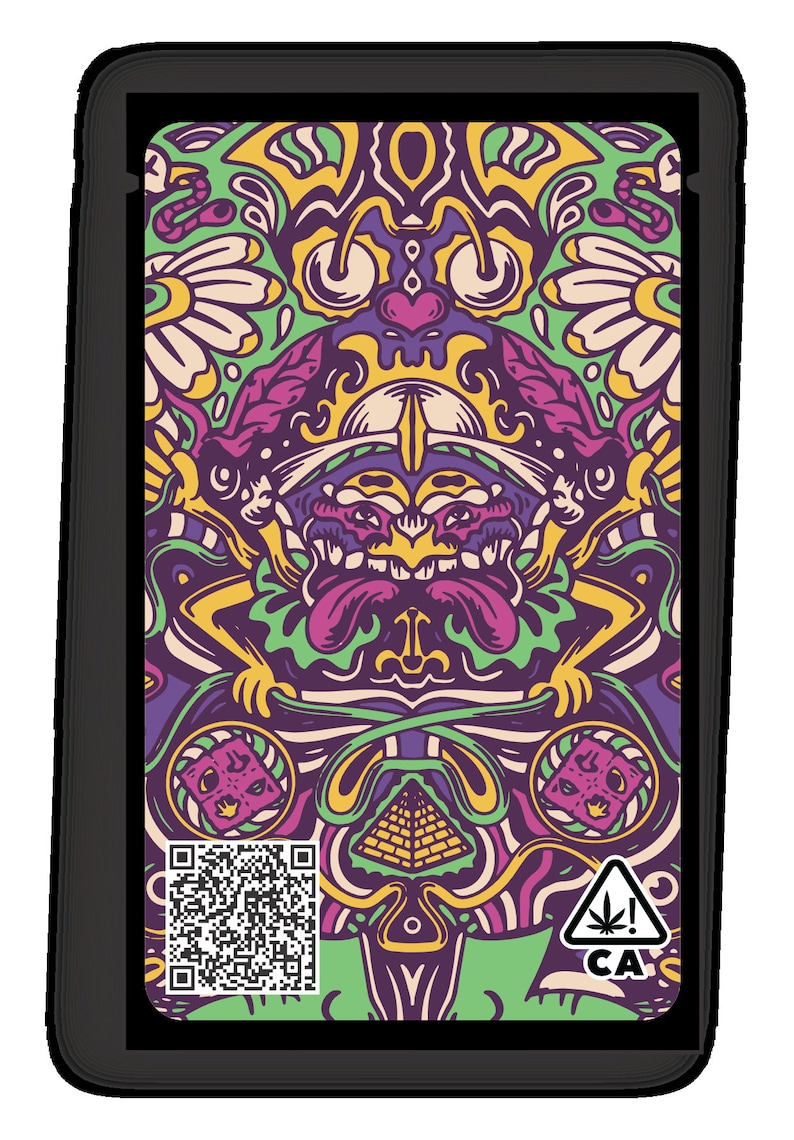 Puede incluir: Un dise&ntilde;o psicod&eacute;lico colorido con una cara de monstruo de dibujos animados en el centro. El dise&ntilde;o incluye un c&oacute;digo QR, una pir&aacute;mide y una hoja de cannabis con el texto "CA!" en un c&iacute;rculo.