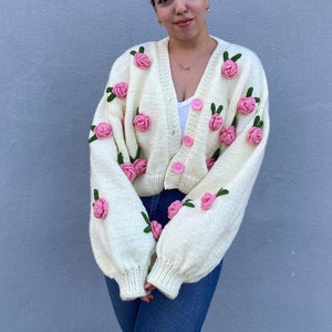 Handgefertigte Rosa Strickjacke: Oversized Grobstrick Wollpullover