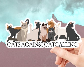 以下が含まれることがあります： 様々な色とポーズの漫画の猫のグループが描かれたステッカー。 「CATS AGAINST CATCALLING」というテキストが太字の黒で表示されています。 ステッカーは、曇り空を背景に手で持たれています。
