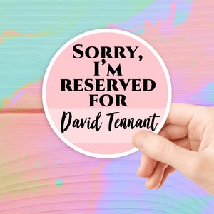 Przepraszam, jestem zarezerwowany dla naklejki David Tennant, błyszczącej, wodoodpornej naklejki winylowej, prezentu dla fana Davida Tennanta
