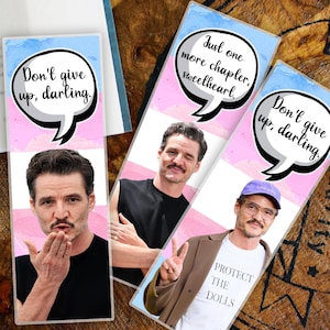 Pedro Pascal bokmärkesset med Transflagga, glansigt laminerat sidhållare